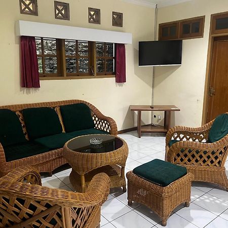 Hotel Puspa Sari Киатер Екстериор снимка