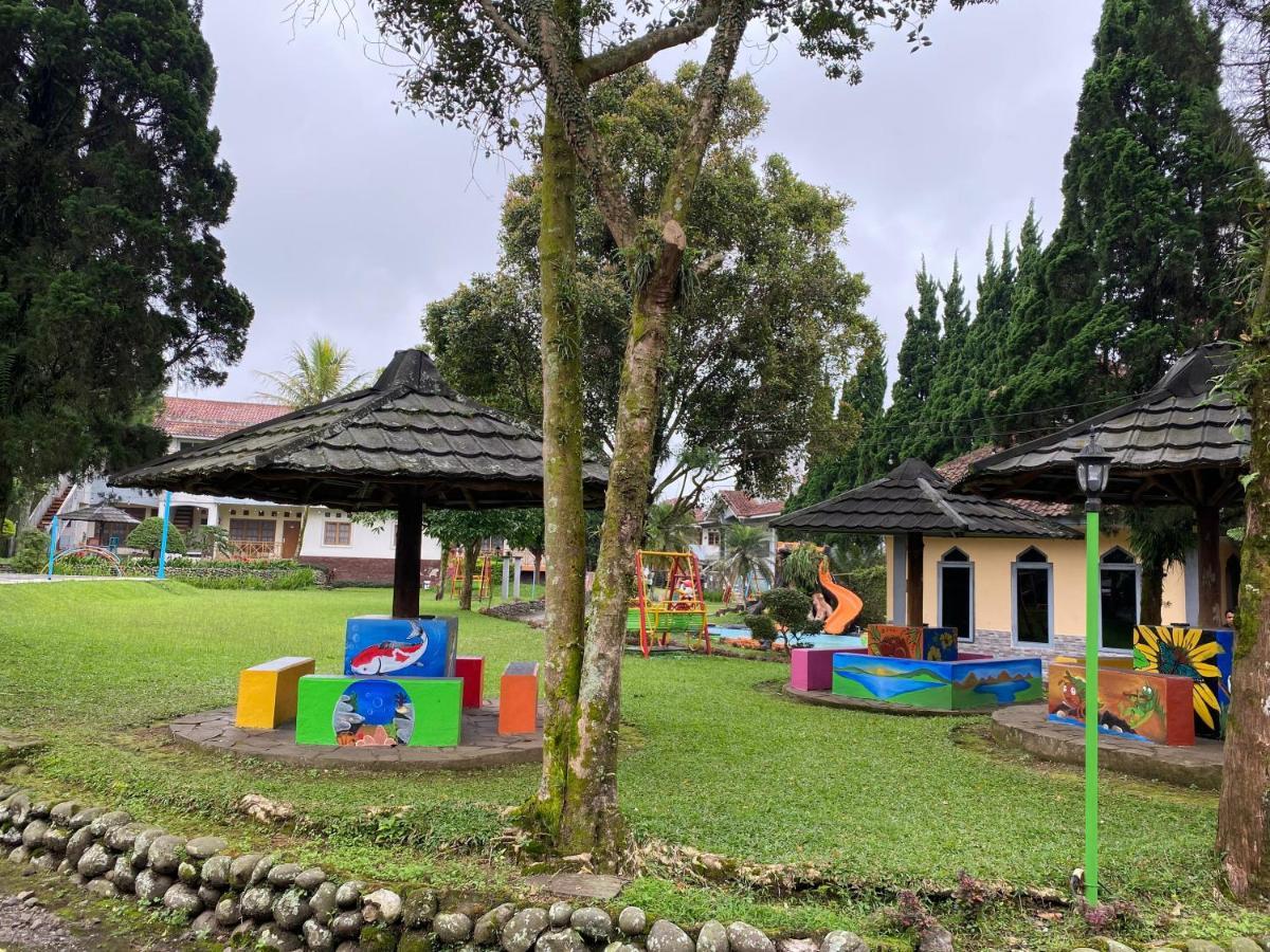Hotel Puspa Sari Киатер Екстериор снимка
