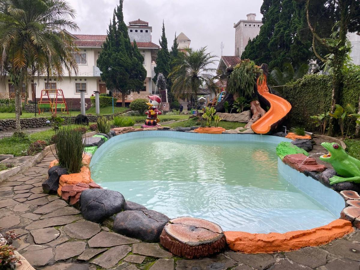 Hotel Puspa Sari Киатер Екстериор снимка