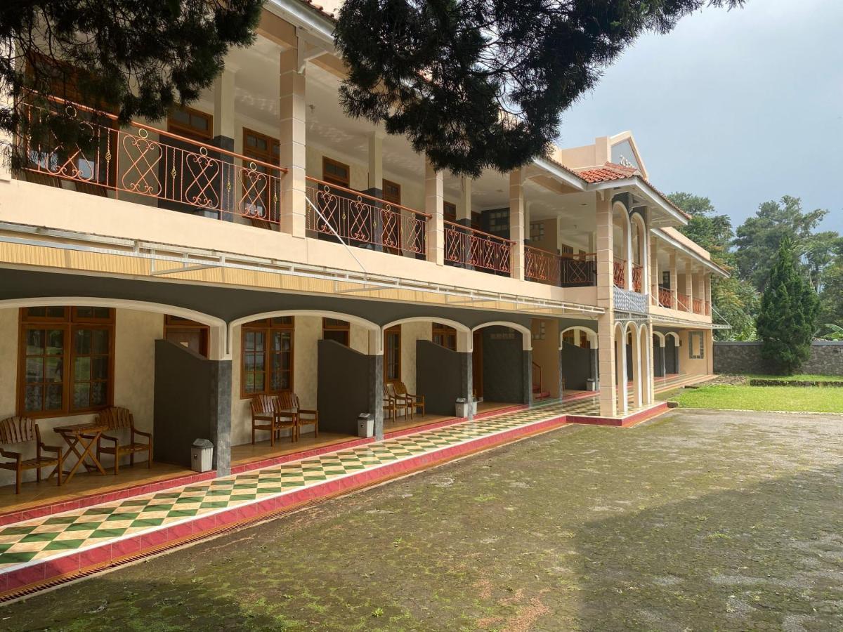 Hotel Puspa Sari Киатер Екстериор снимка
