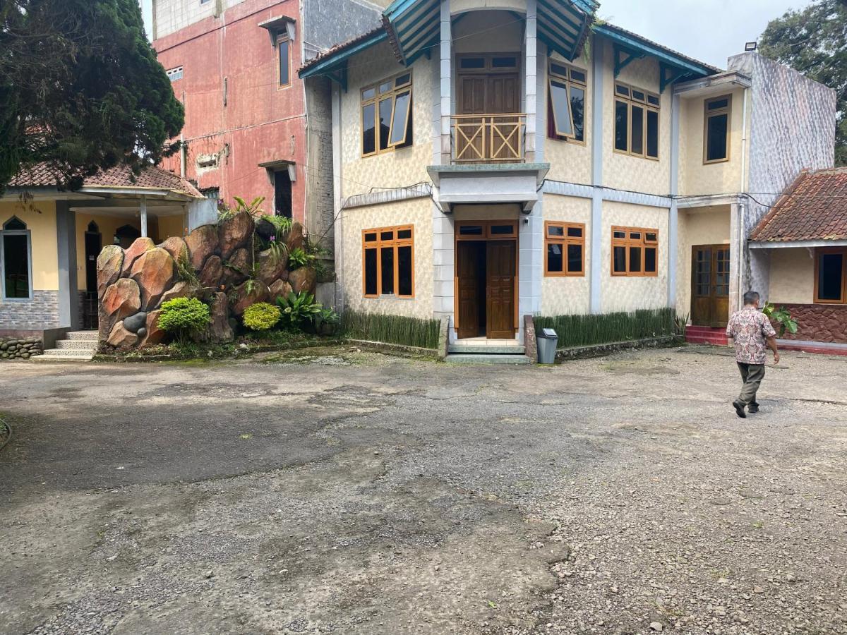 Hotel Puspa Sari Киатер Екстериор снимка