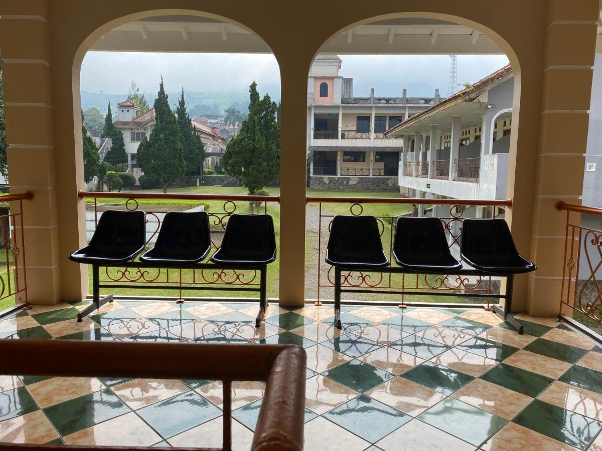Hotel Puspa Sari Киатер Екстериор снимка