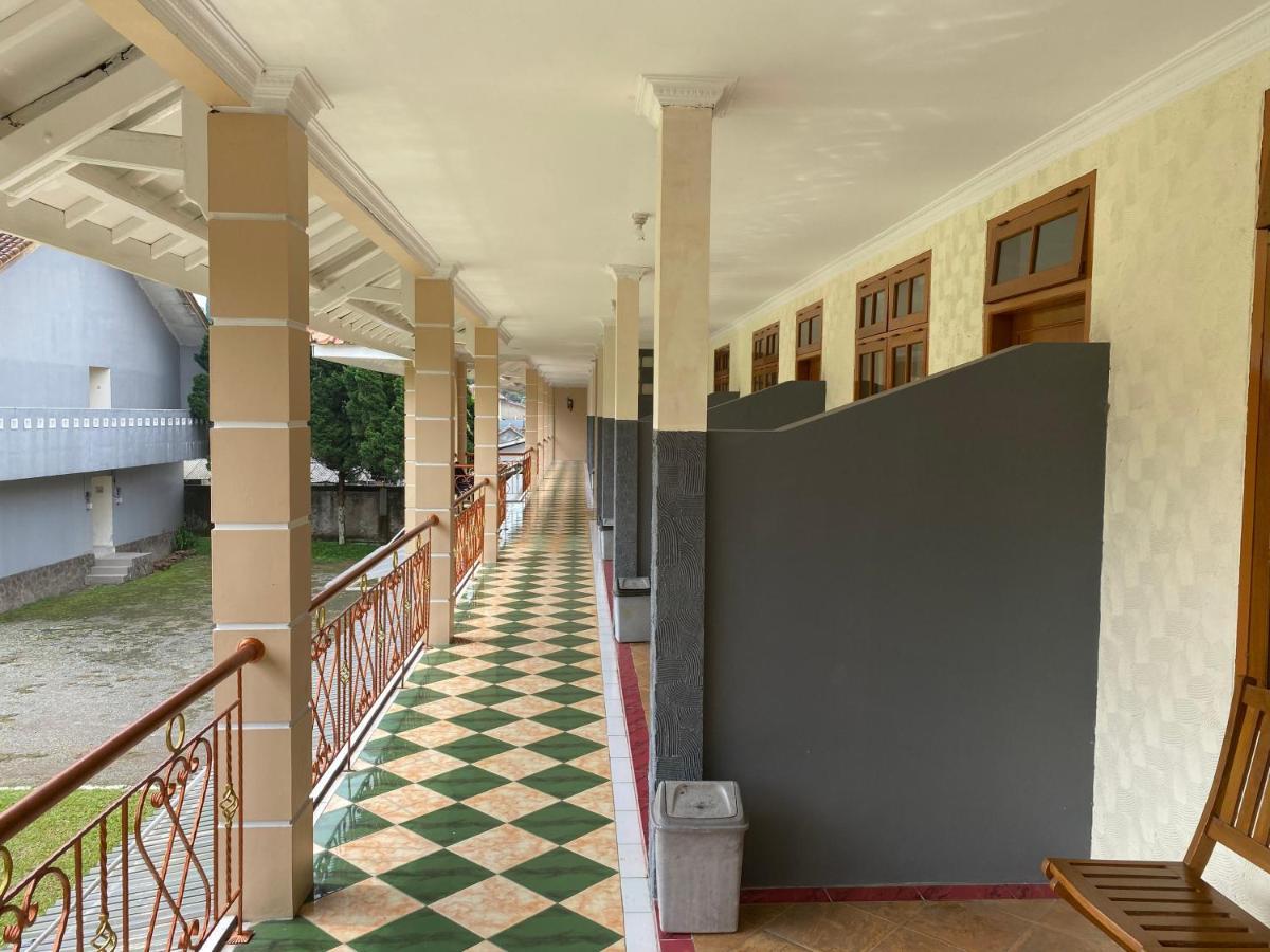 Hotel Puspa Sari Киатер Екстериор снимка