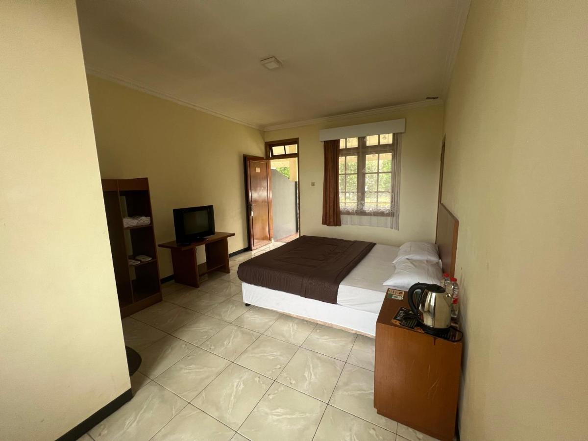 Hotel Puspa Sari Киатер Екстериор снимка