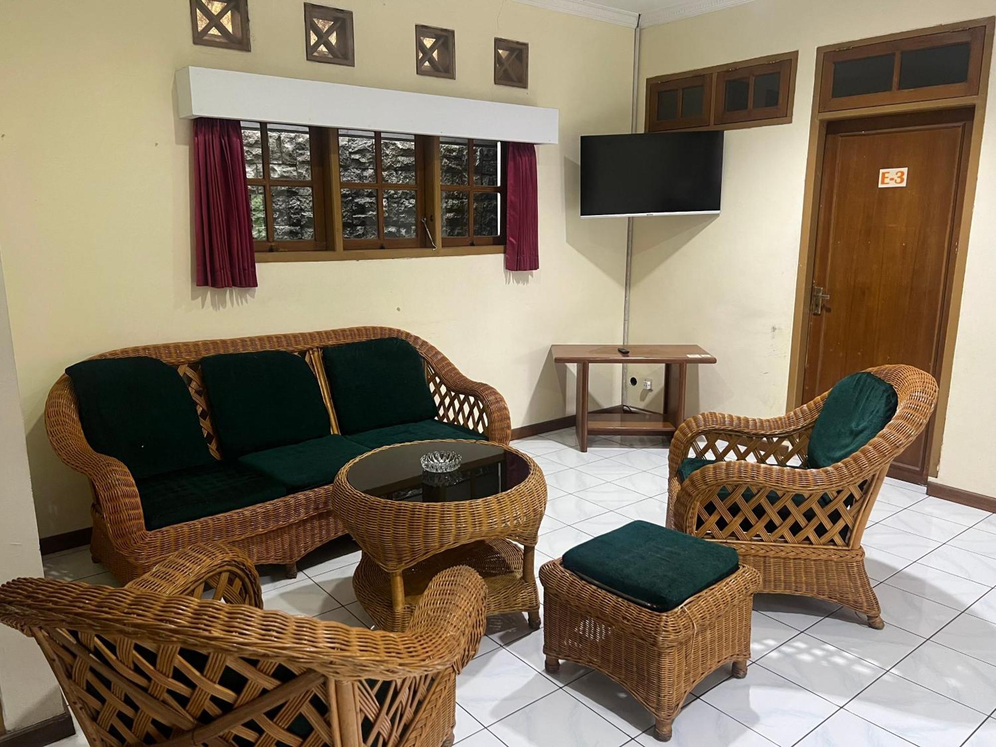 Hotel Puspa Sari Киатер Екстериор снимка